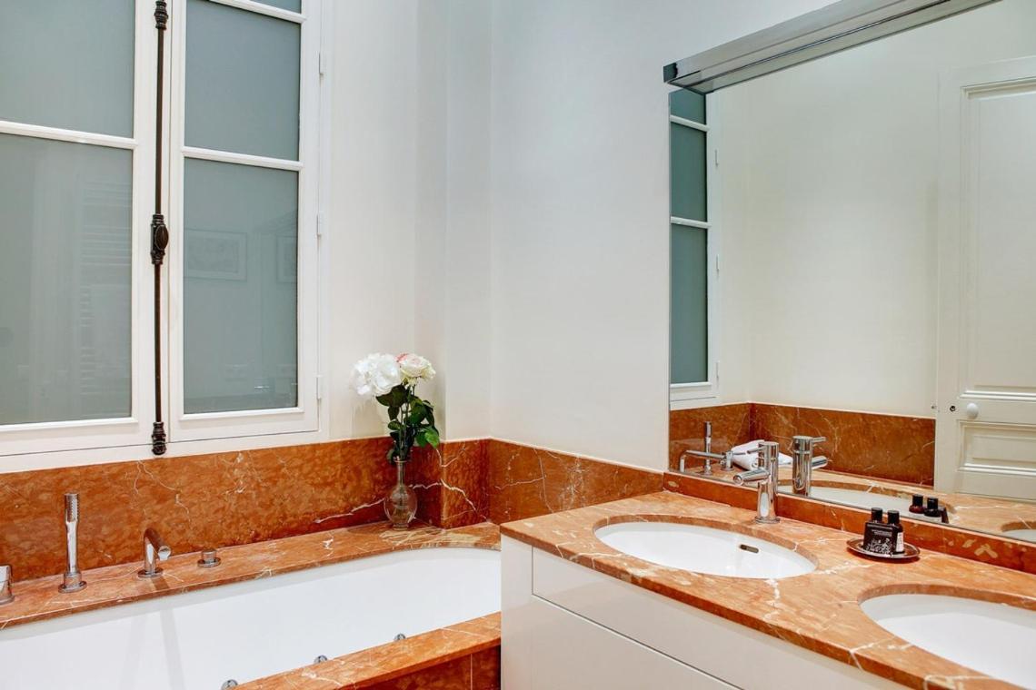 In A Great Location Close To The Eiffel Tower *