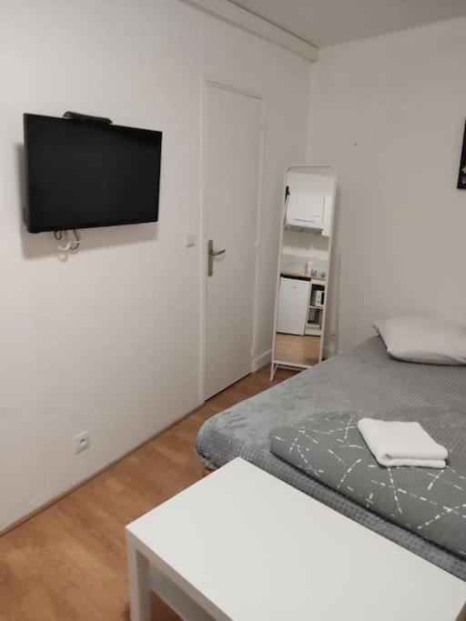 13 Apartment *