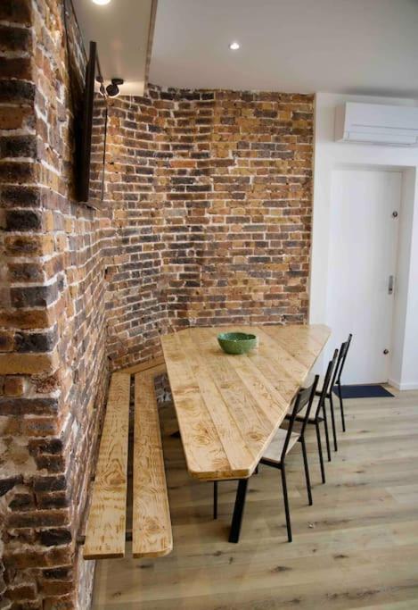 Another Brick In The In Sleeps 9 Apartment *