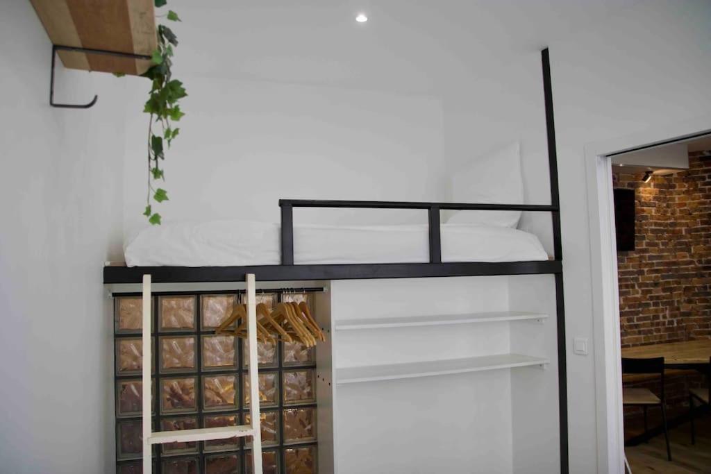 Another Brick In The In Sleeps 9 Paris