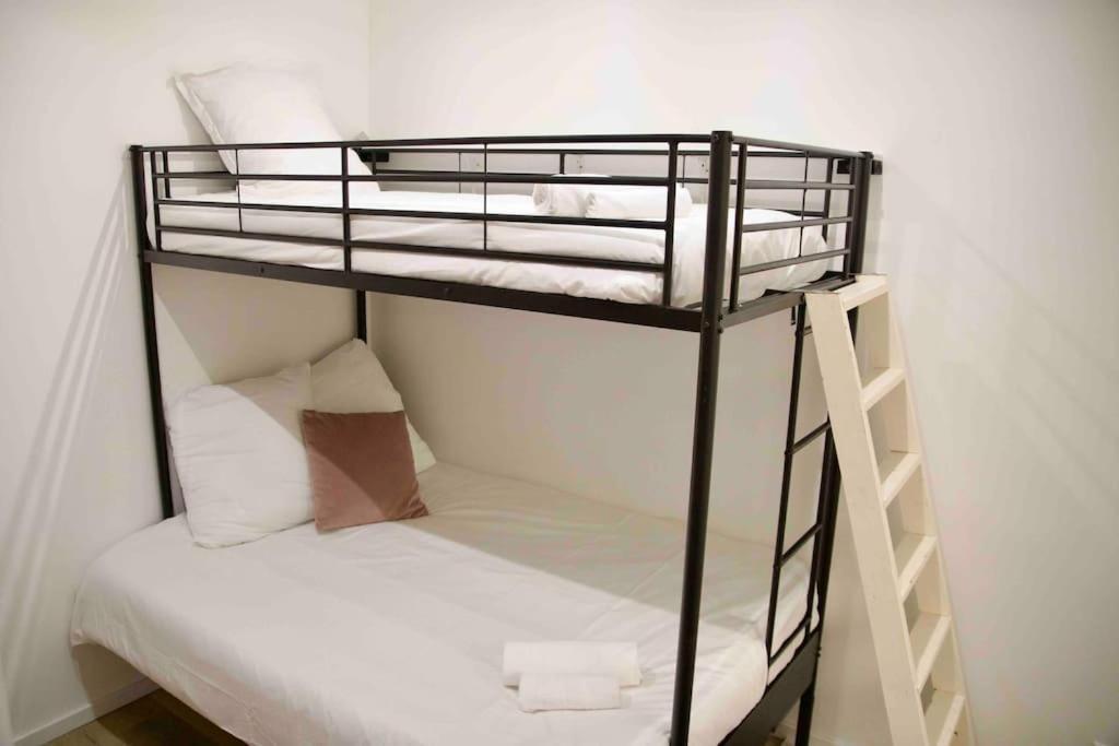 Another Brick In The In Sleeps 9 * Paris