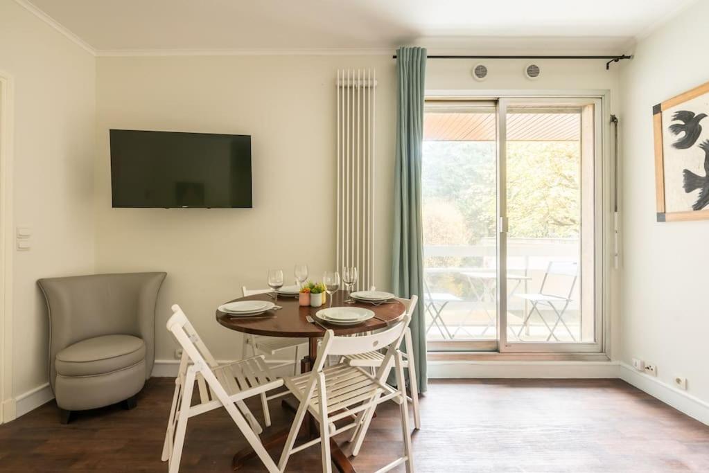 Proche Champs Elysees Apartment Paris