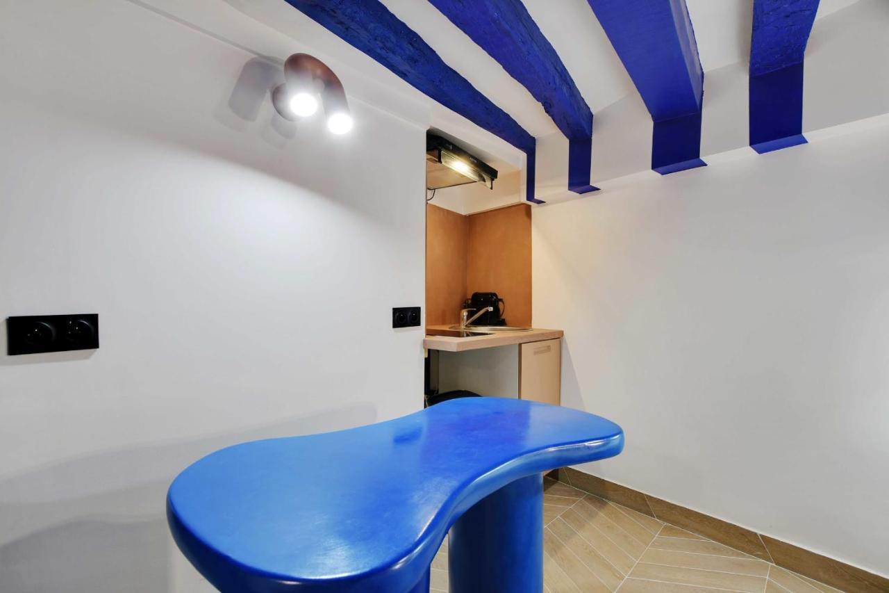 Modern For 2 - Louvre Museum-rivoli