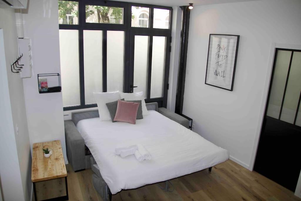 Apartment Another Brick In The In Sleeps 9 Paris