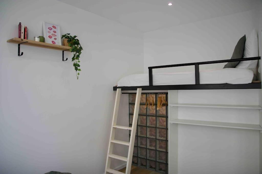 Another Brick In The In Sleeps 9 Paris