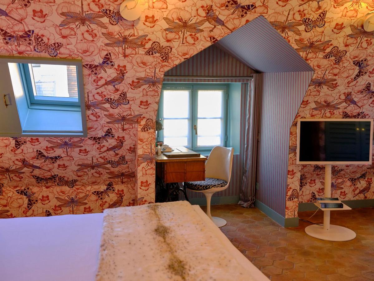 Du Petit Moulin, Haute Couture By Lacroix Hotel Parigi
