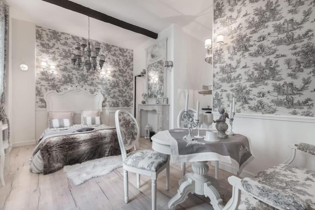 Eiffel Tower Apartment *