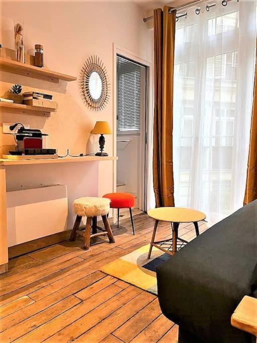 - Pigalle/abbesses Id 351 Parigi
