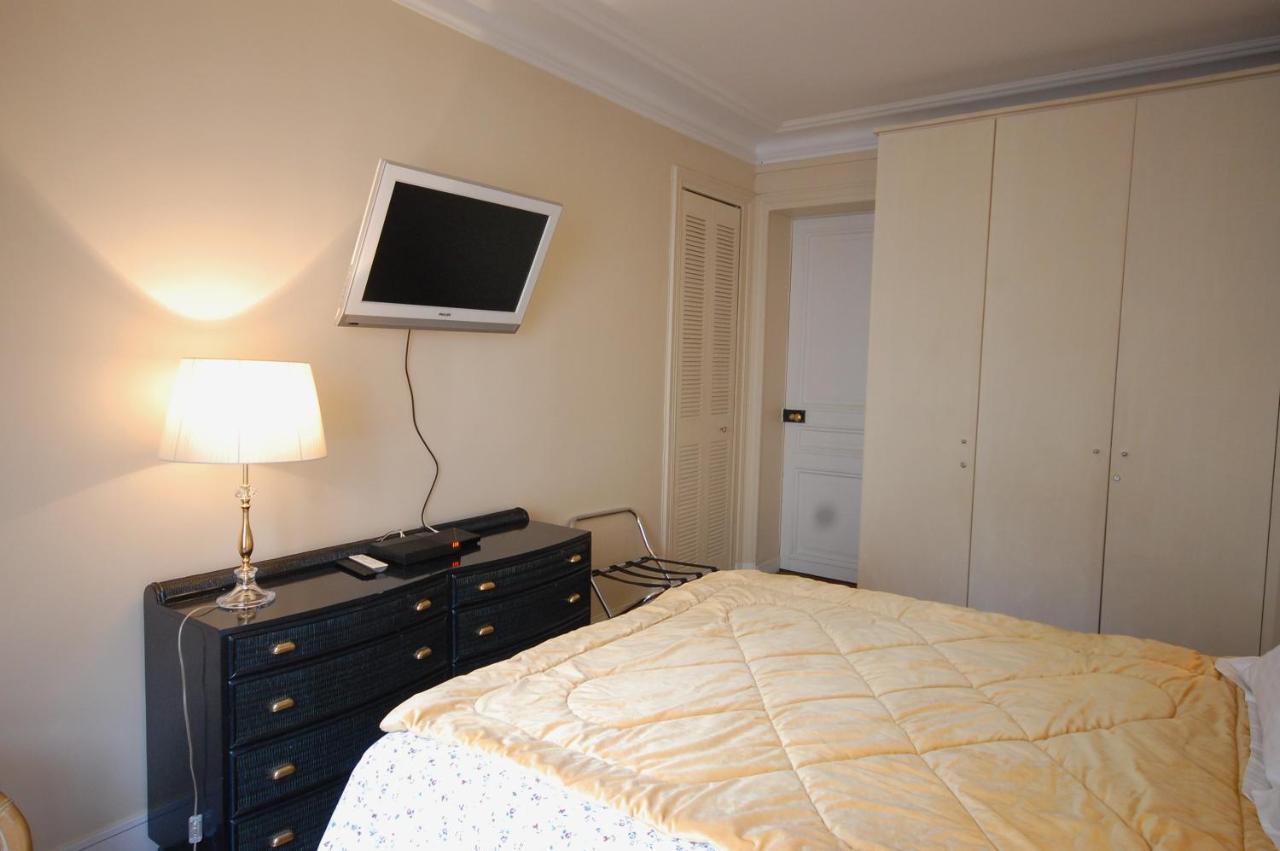 Two-Bedroom Apartment Champs-Elysees * Paris