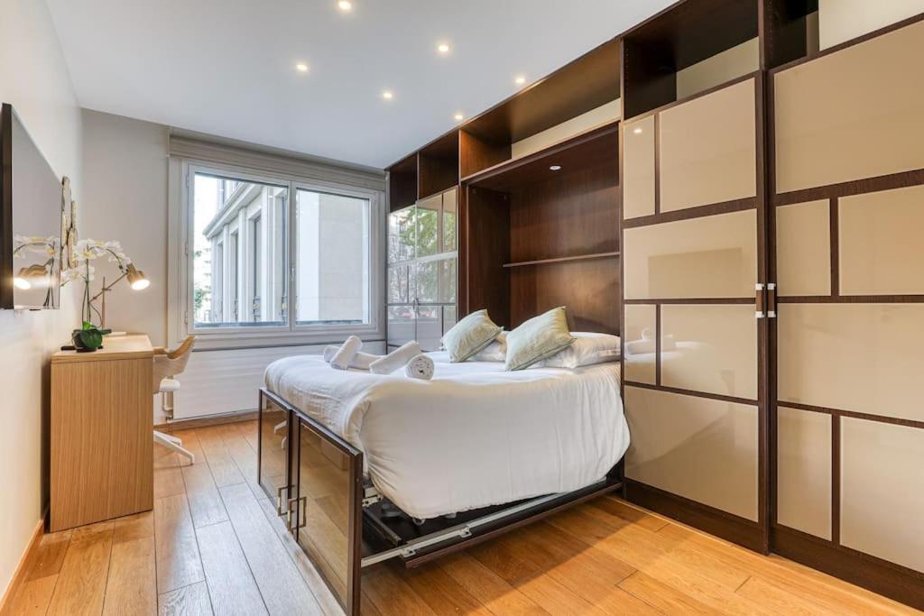 Montaigne Executive * Paris