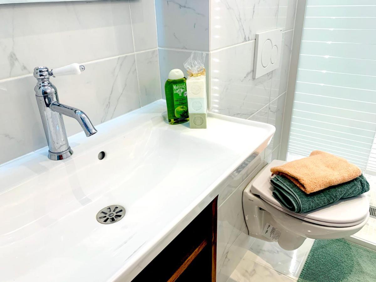 2 Bedrooms - Centre - Champs Elysees *