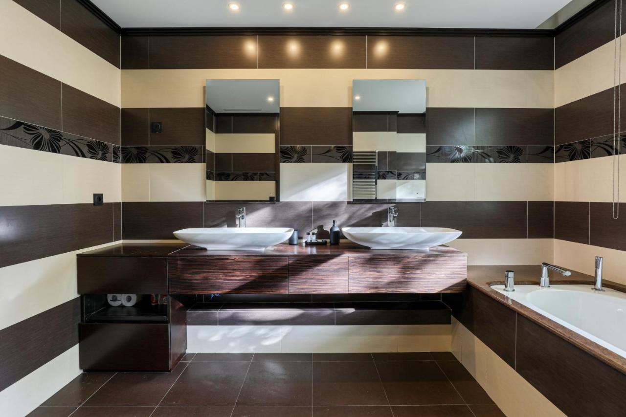 Montaigne Executive * Paris