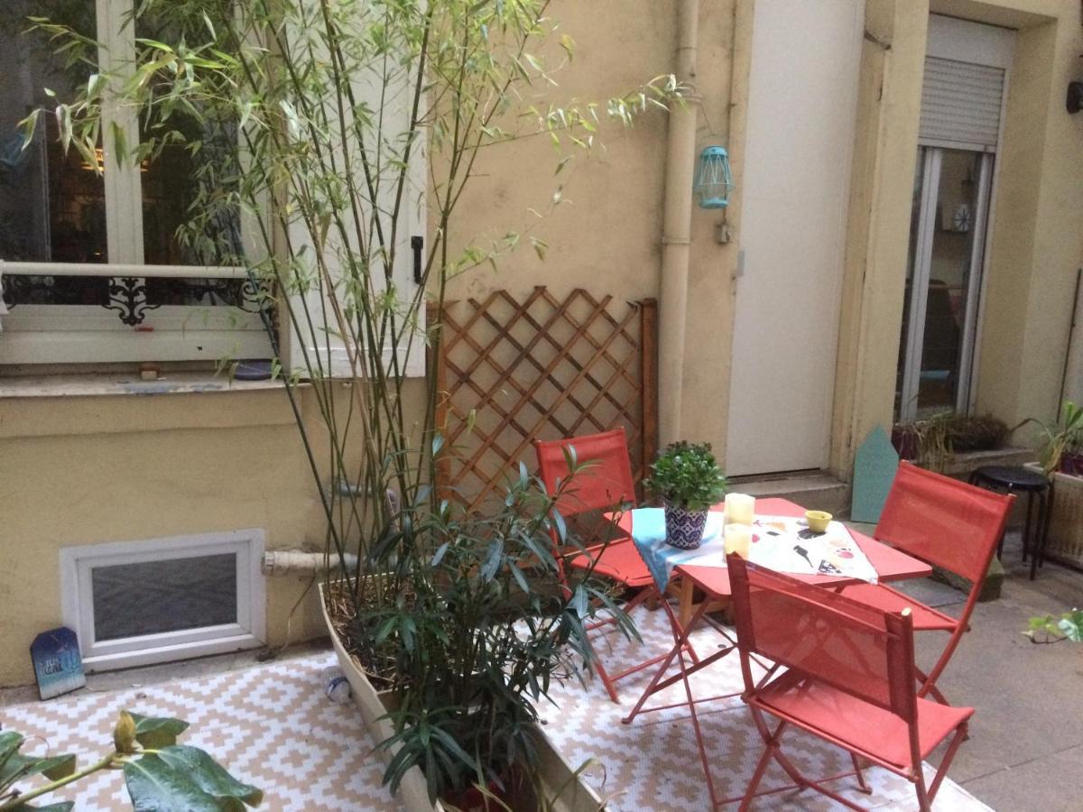 Apartment Maryline: Cozy Parisian Retreat With Patio View Paris