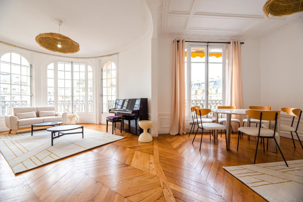 Mbm - Eiffel Tower View