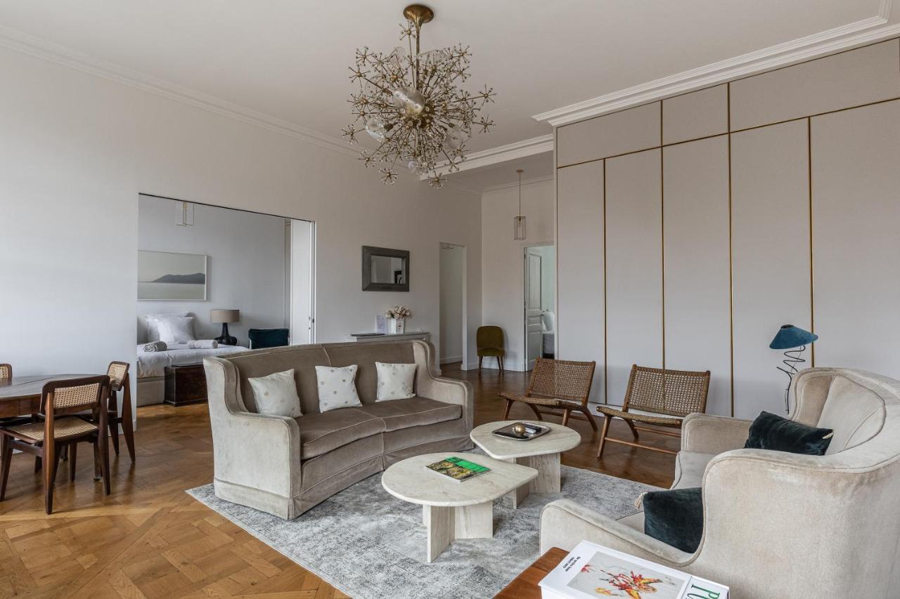 Prestigious Overlooking Palais-royal Garden Parigi
