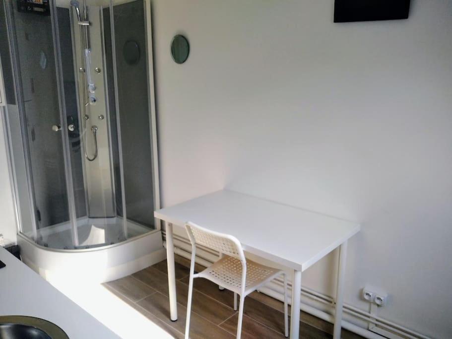 Mini Studio Au Pied De La Tour Eiffel - Completely Refurbished Speed Wifi, Check In 24h, Bed King Size 140x190, No Lift 6th Floor, Shared Toilets Appartamento Parigi