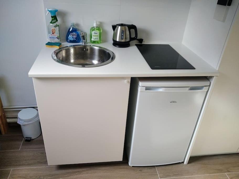 Mini Studio Au Pied De La Tour Eiffel - Completely Refurbished Speed Wifi, Check In 24h, Bed King Size 140x190, No Lift 6th Floor, Shared Toilets Appartamento