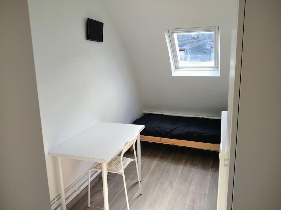 Mini Studio Au Pied De La Tour Eiffel - Completely Refurbished Speed Wifi, Check In 24h, Bed King Size 140x190, No Lift 6th Floor, Shared Toilets Appartamento