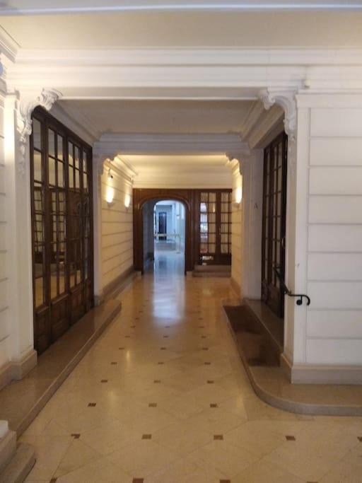 Appartamento Mini Studio Au Pied De La Tour Eiffel - Completely Refurbished Speed Wifi, Check In 24h, Bed King Size 140x190, No Lift 6th Floor, Shared Toilets Parigi