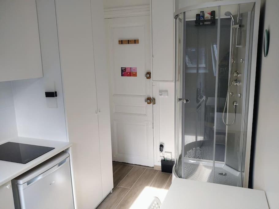Mini Studio Au Pied De La Tour Eiffel - Completely Refurbished Speed Wifi, Check In 24h, Bed King Size 140x190, No Lift 6th Floor, Shared Toilets * Parigi