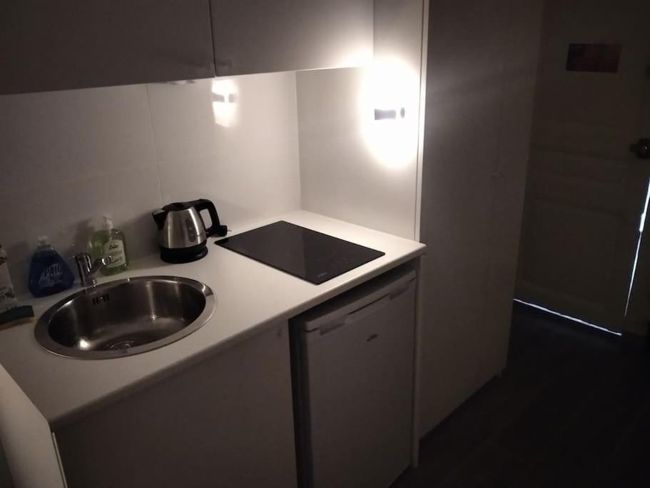 Mini Studio Au Pied De La Tour Eiffel - Completely Refurbished Speed Wifi, Check In 24h, Bed King Size 140x190, No Lift 6th Floor, Shared Toilets Appartamento *
