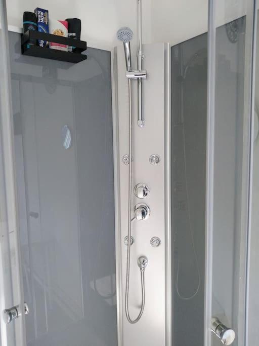 Mini Studio Au Pied De La Tour Eiffel - Completely Refurbished Speed Wifi, Check In 24h, Bed King Size 140x190, No Lift 6th Floor, Shared Toilets Appartamento *
