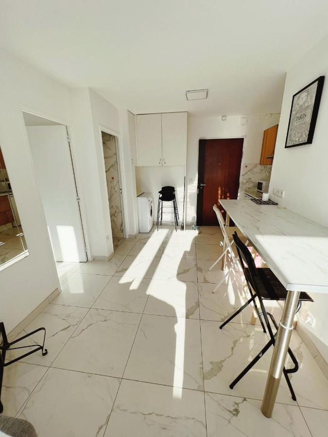 Apartment Near Subway And Supermarket Paris