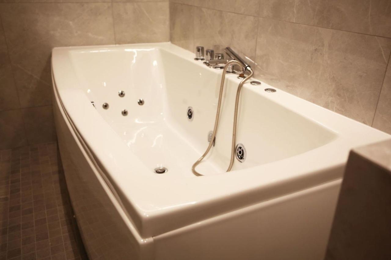 Sejour Romantique Avec Bain A Remous A 9 -p6 Appartamento *