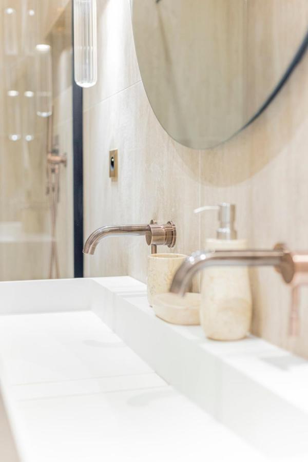Stunning & Newly Refurbished Apartment *