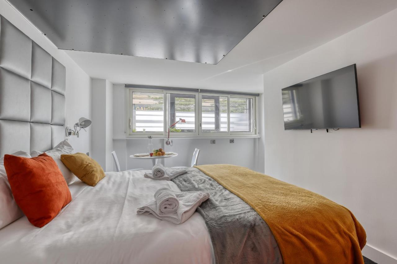 Branded New And Comfy - Heart Of 3 Parigi