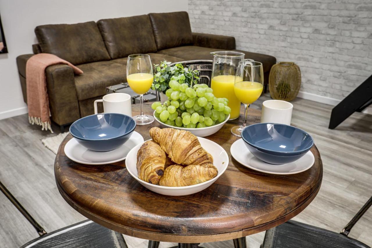 Modern French Studio In Apartment *