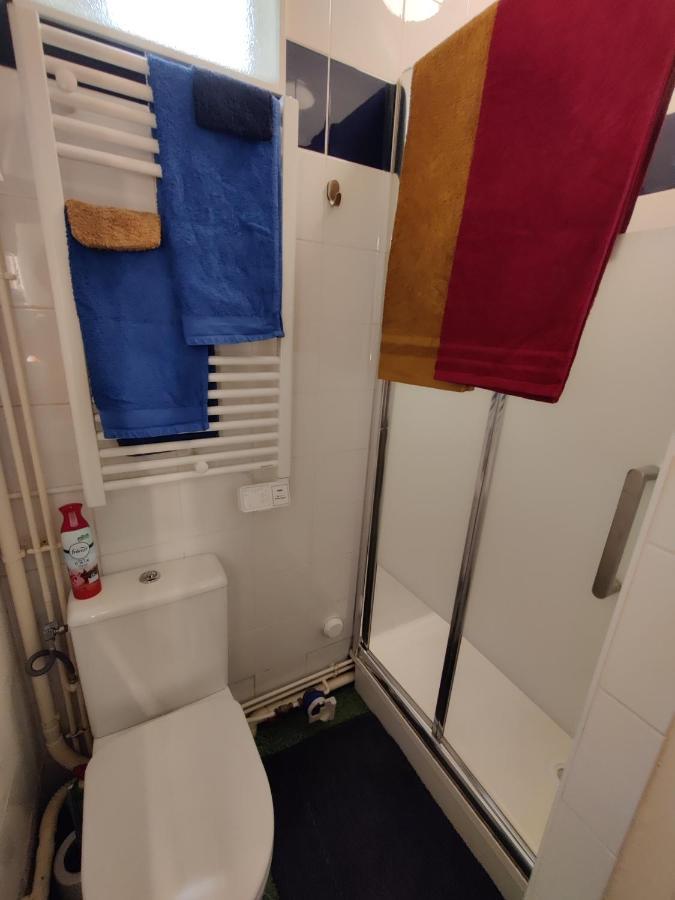 Lovers' Tiny House Inside Montmartre Parigi