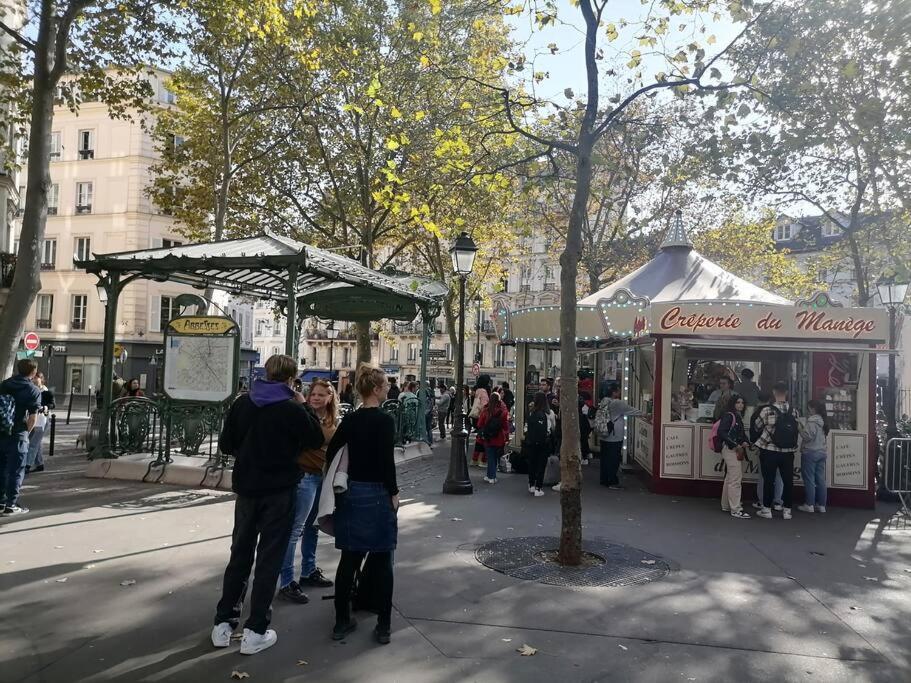 Appartamento Avec Vue Exceptionnelle A Montmartre.