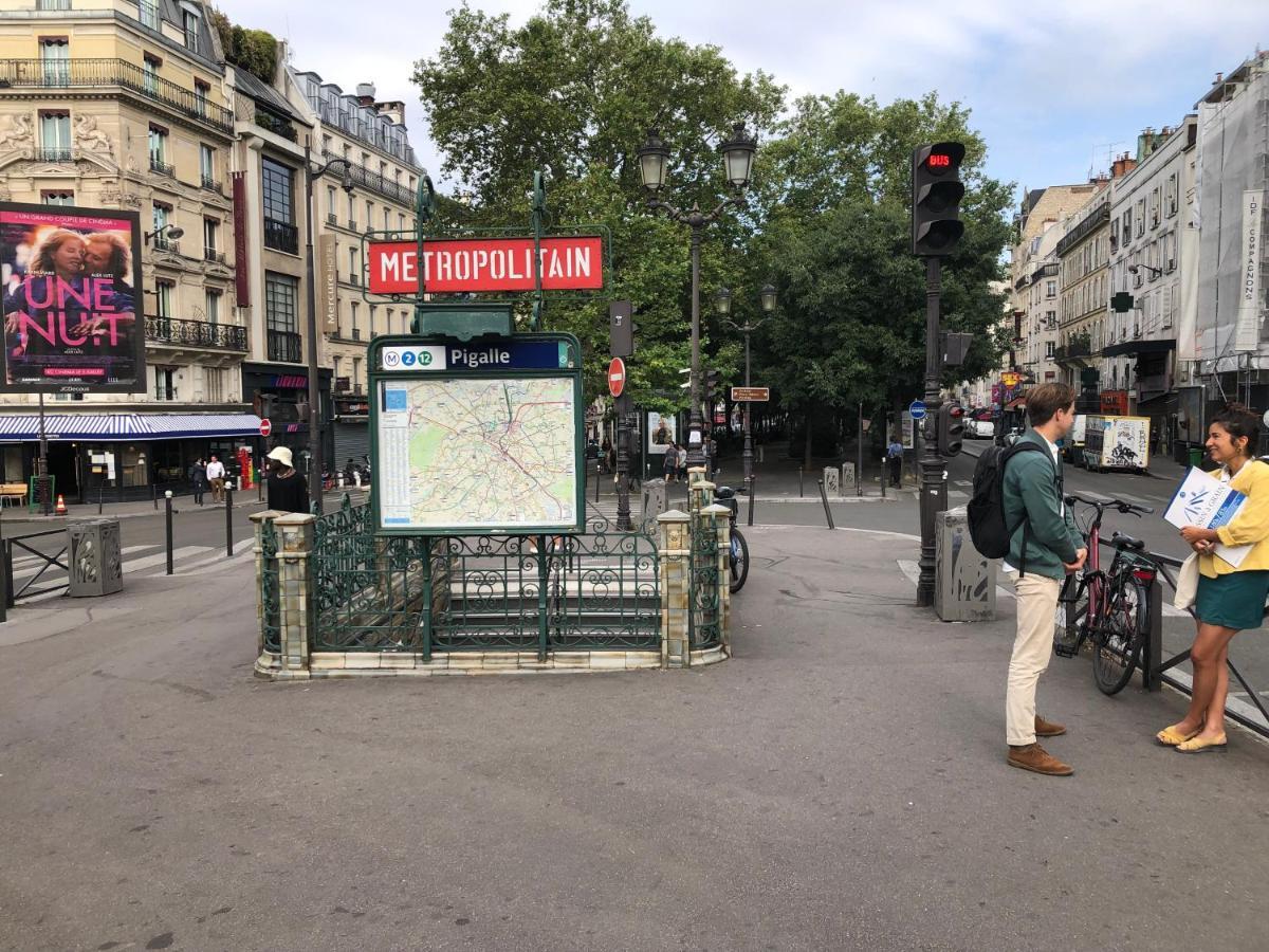 Métro Pigalle,garçonnière 25 M2, 3 Per, Cabarets Théâtres,restaurants,tout Confort