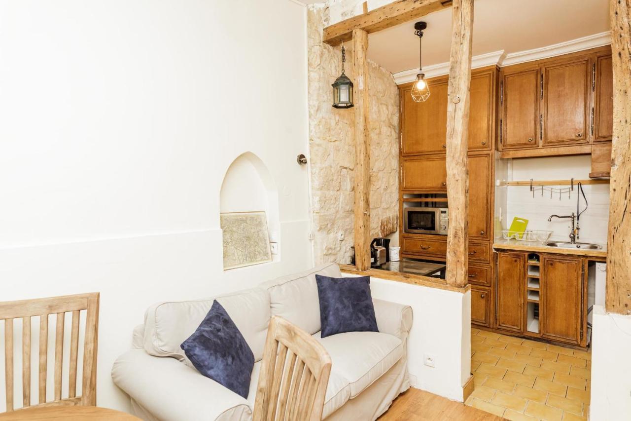 Charming With Terrace In The Heart Of The 17th Parigi