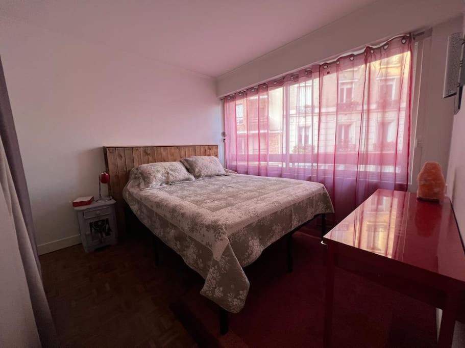 Grand Avec Balcon Et Parking Gratuit Sur Place Parigi