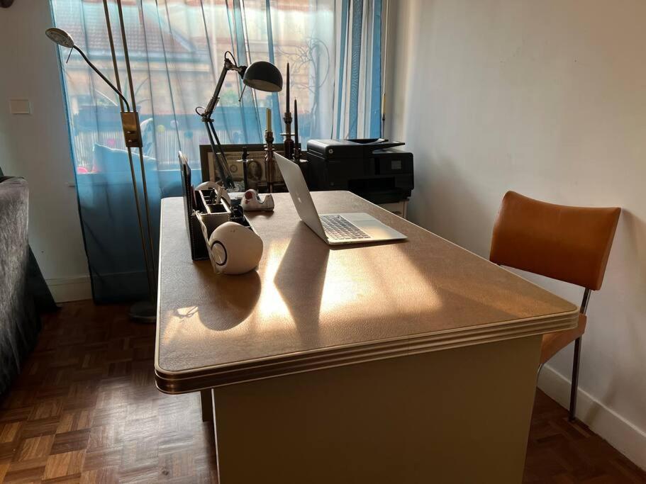 Grand Avec Balcon Et Parking Gratuit Sur Place Parigi