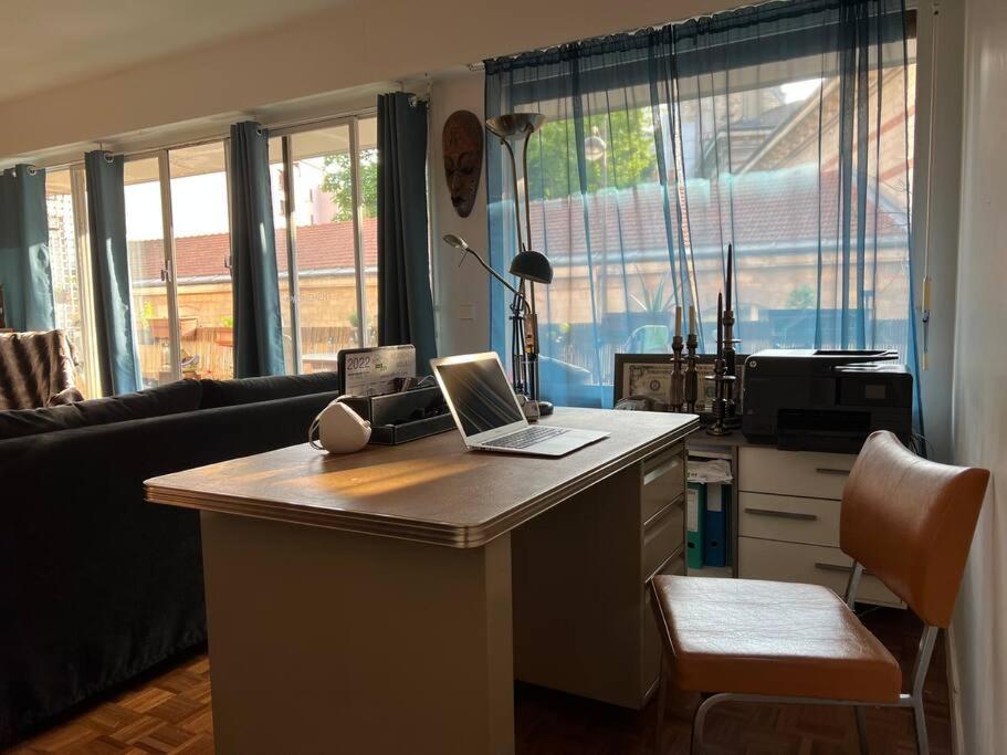 Grand Avec Balcon Et Parking Gratuit Sur Place