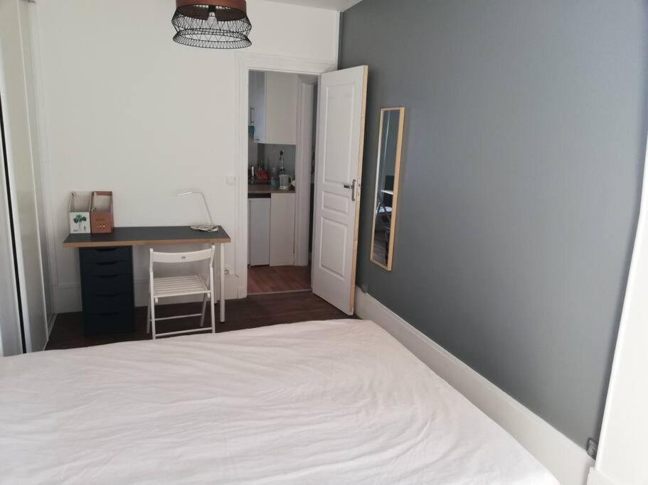 Joli Appart Fonctionnel 2 Pieces Dernier Etage Parigi
