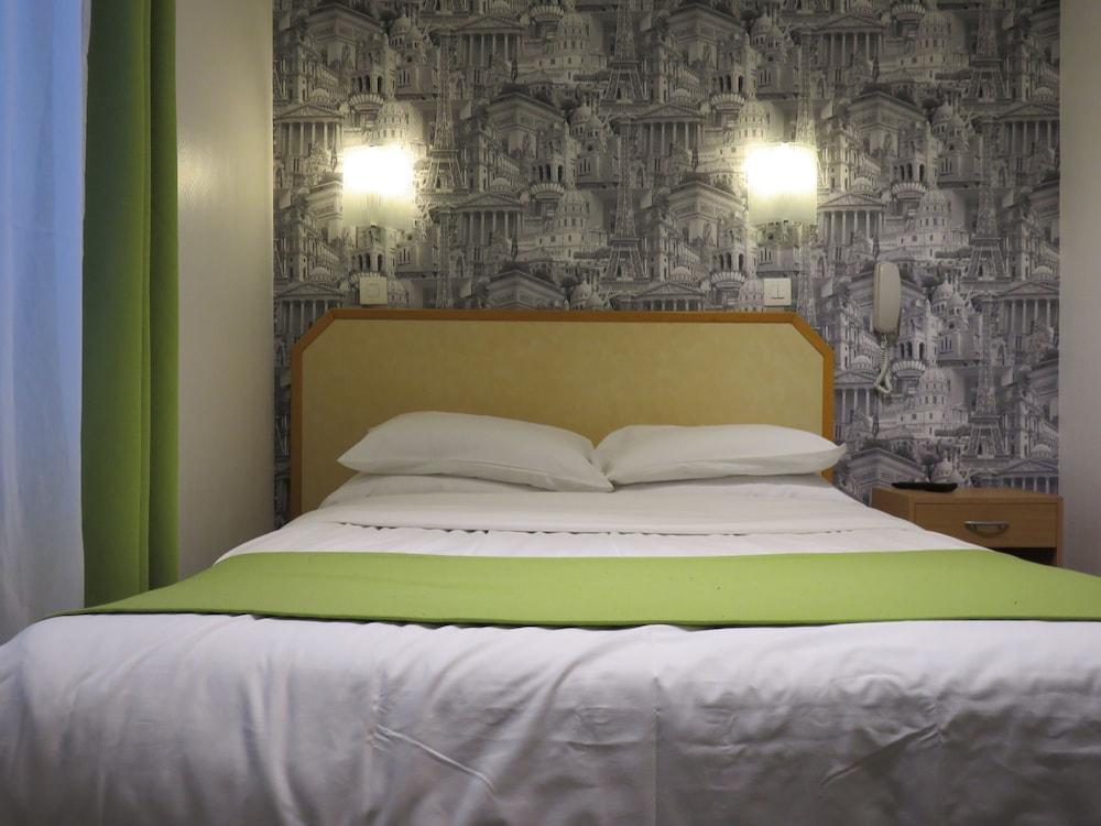 Hotel Mary's République 2*