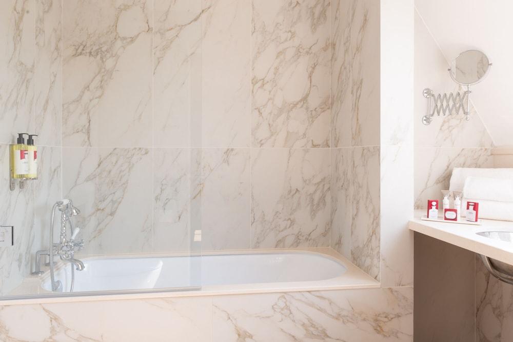 Hotel De Montesquieu 5*