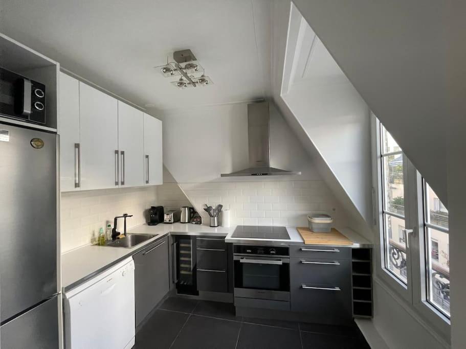 Bright Modern Apartment, 2 Bedrooms, 6 Guests *
