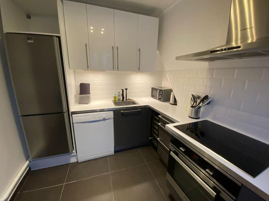 Bright Modern Apartment, 2 Bedrooms, 6 Guests