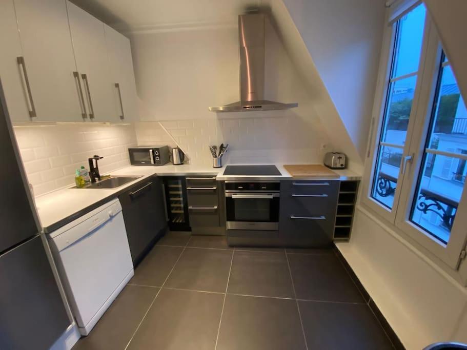 Bright Modern Apartment, 2 Bedrooms, 6 Guests * Parigi