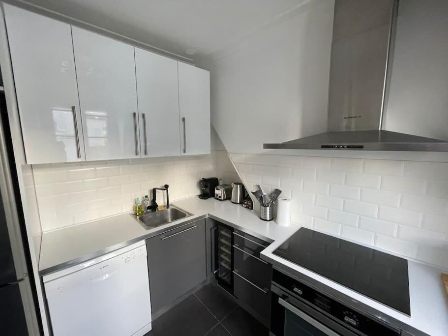 Bright Modern Apartment, 2 Bedrooms, 6 Guests Appartamento Parigi