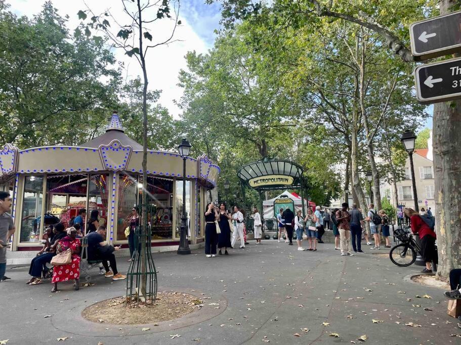 Superbe Montmartre, Rue Des Abbesses *