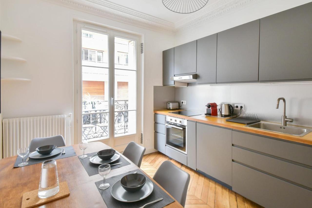 Haussman Et Son Balcon - Welkeys