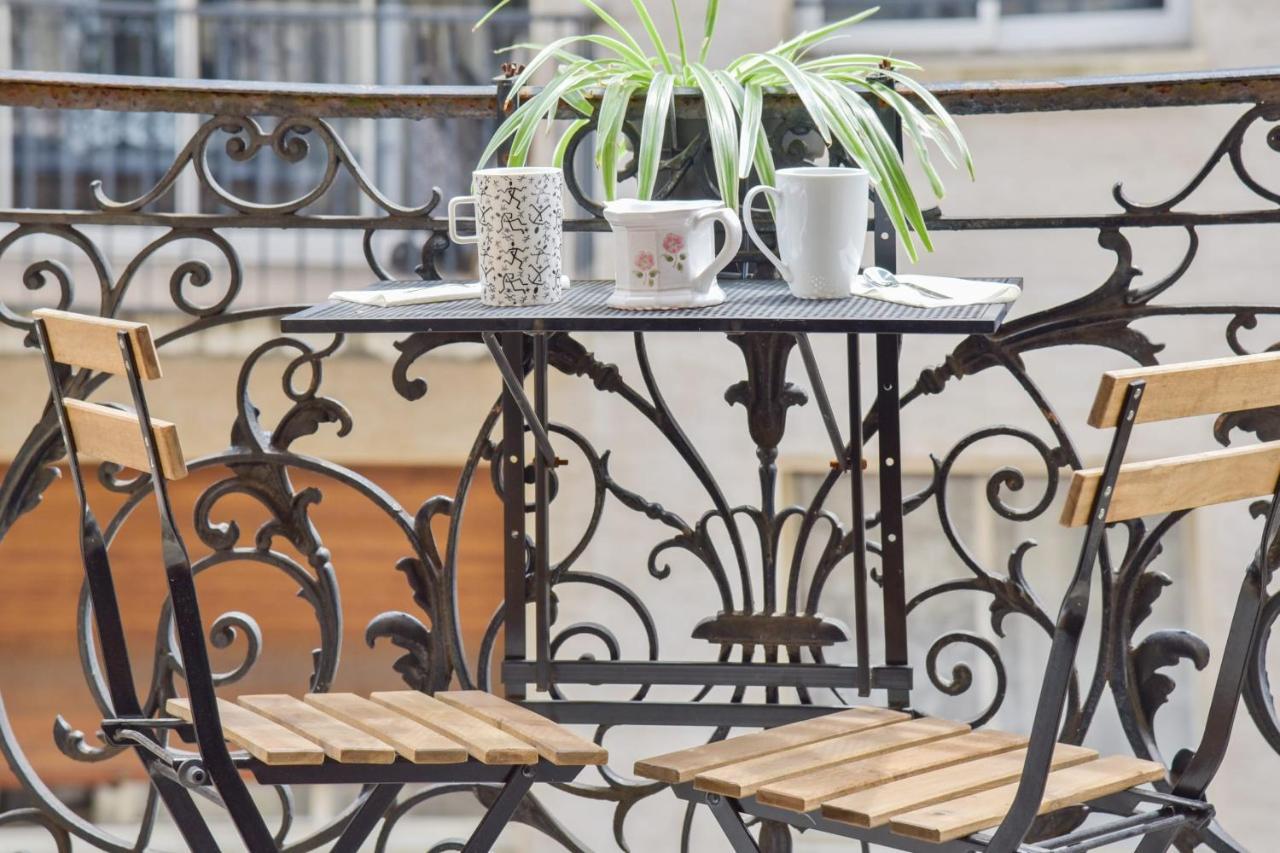 Haussman Et Son Balcon - Welkeys *