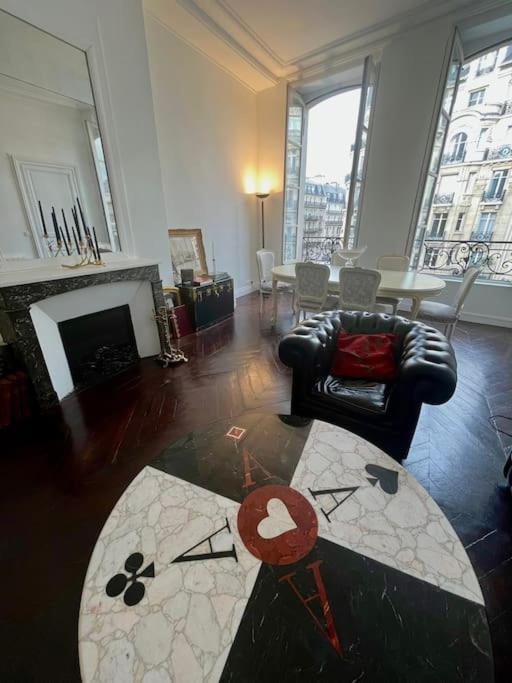 Exclusive Parisian Palace * Parigi