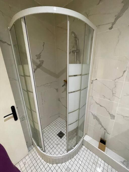 Appartamento Studio Au Pied Du Metro Ligne 9 Parigi